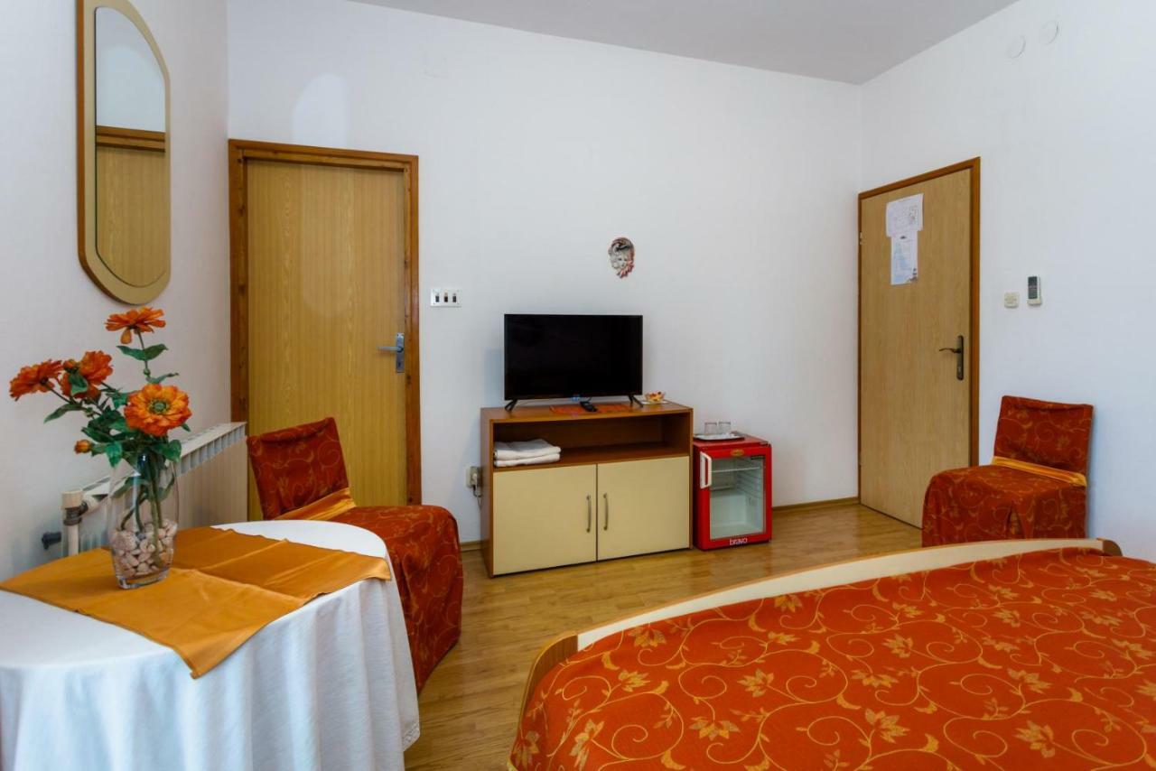 Rooms Mimi Krk Town Exterior photo