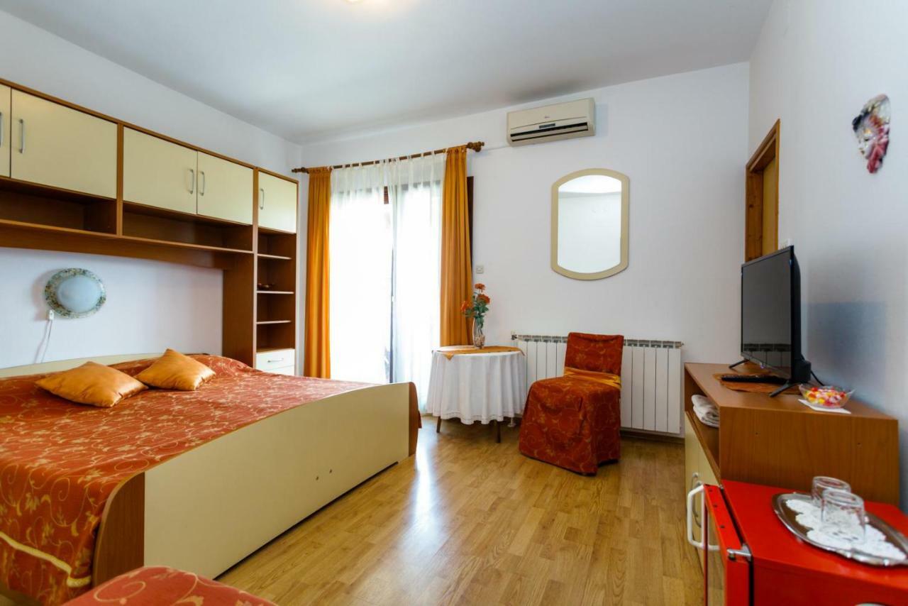 Rooms Mimi Krk Town Exterior photo